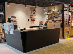 Caisse QBL en boutique colorée