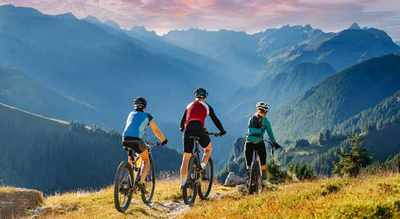 Photo ambiance cyclistes en montagne