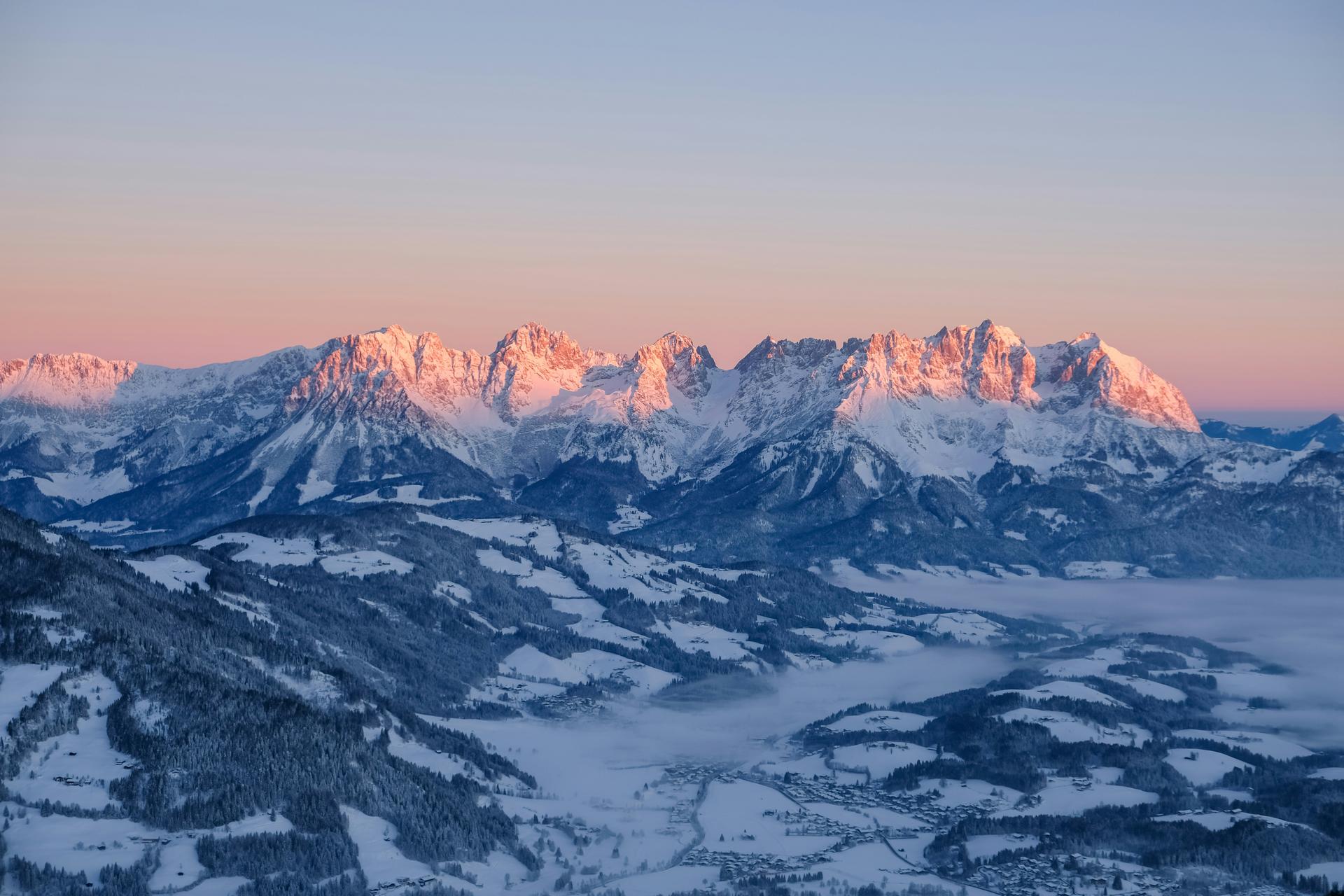 Panorama alpin au coucher du soleil